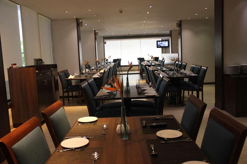 Cocoon Hotel Pune Restoran foto