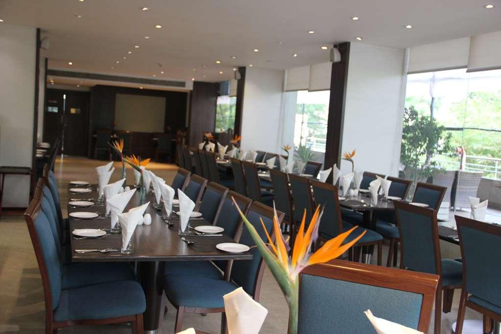 Cocoon Hotel Pune Restoran foto